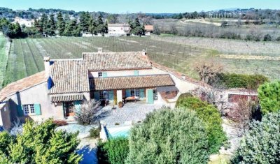 Mas provençal datant du XVIIIème siècle  restauré avec goût et excellent confort Sa situation lui apporte une vue magnifique sur le Mont-Ventoux  et les vignobles environnants. Habitation principale de 295 m² et  habitation pour recevoir de 45 m² pour 340 m²env de surface totale + les dépendances 100 m² env. L'ensemble sur un terrain clos de 3 247 m² et arboré,  agrémenté d'une grande terrasse et d'un bassin en piscine